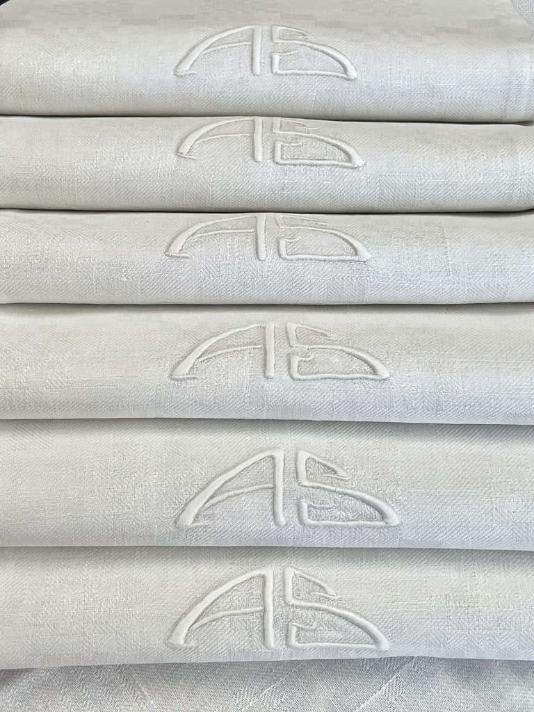 serie-serviettes-de-table-linge-ancien-brode-main-decor-damier-carreau-monogramme-initiales-chiffre-trousseau-de-mariage-antiquite-brocante