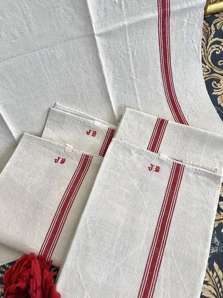 torchons-anciens-brodes-main-lin-ecru-rouge-monogramme-linge-ancien-cuisine-office-antiquite-brocante-armoire-chateau-maison-hote-antiquite-brocante-vintage