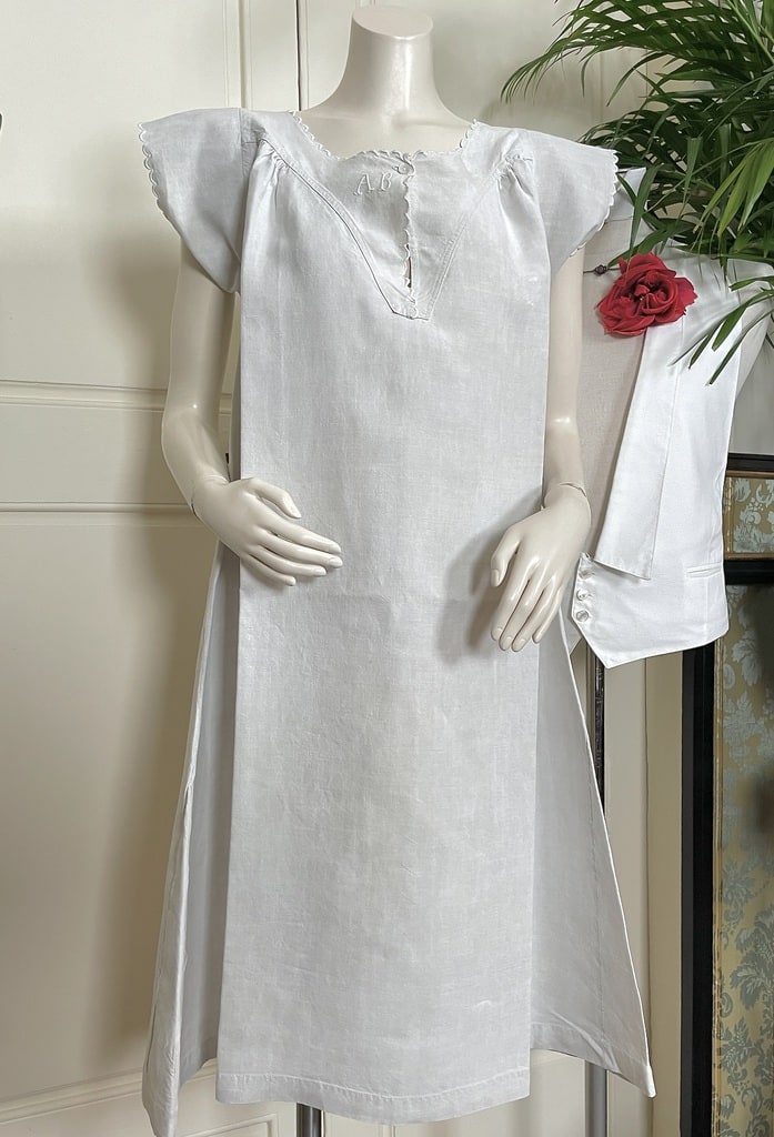 chemise-de-jour-ancienne-pour-dame-lin-feston-initiales-trousseau-de-mariage-broderie-blanche-linge-ancien-antiquite-brocante