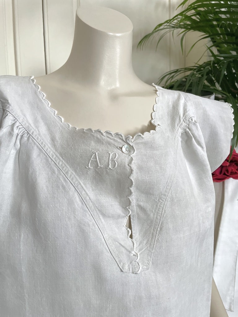 ancienne-chemise-de-jour-lin-broderie-feston-bouton-nacre-monogramme-linge-ancien-trousseau-antiquite-brocante