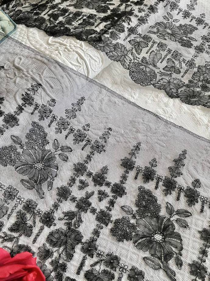 anncienne-dentelle-de-chantilluy-fil-de-soie-grenadine-fuseaux-19eme-normandie-dentelliere-volant-crinoline-antiquite-brocante