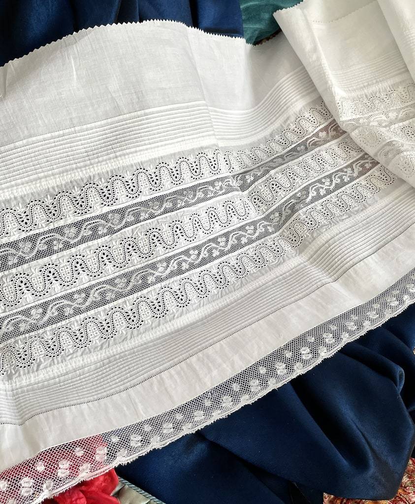 linge-ancien-fond-de-jupon-percale-fine-plisse-plis-religieuse-broderie-blanche-dentelle-valenciennes-mailles-ronde-costume-dame-1880-19eme-antiquite-brocante