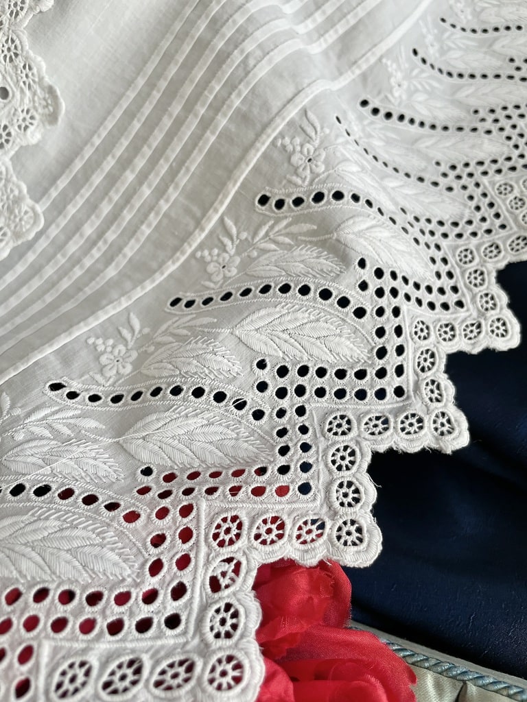 volant-broderie-anglaise-fait-main-broderie-blanche-bles-fleurs-plis-religieuse-mercerie-ancienne-percale-de-coton-plisse-antiquite-brocante
