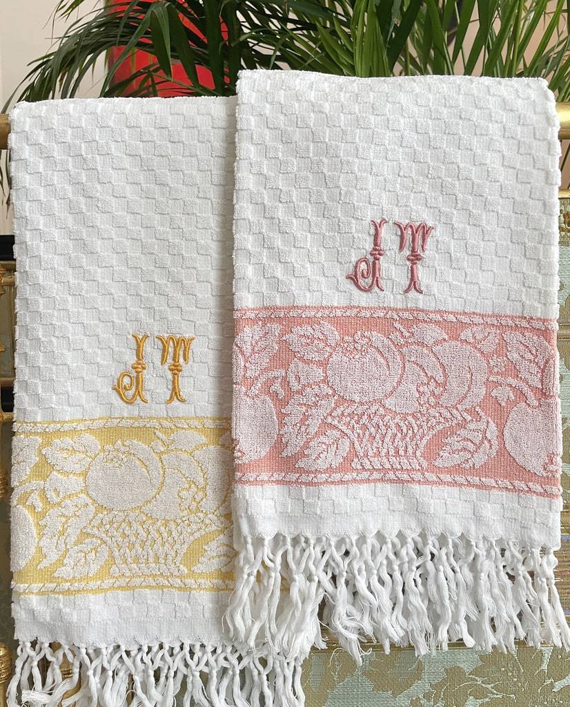 serviettes de toilette eponges anciennes linge ancien de bain coton monogramme initiales franges gaufre blanc saumon jaune antiquite brocante