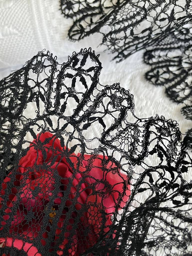 dentelle-anciennes-soie-noire-chantilly-caen-bayeux-courcelle-puy-en-velay-fuseaux-blonde-normande-collection-antiquite-brocante