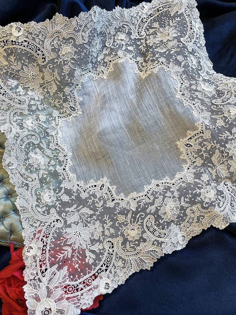 mouchoir-ancien-dentelle-de-bruxelles-point-de-gaze-aiguille-roses-petales-detachees-1880-1890-1870-antiquite-brocante-empire