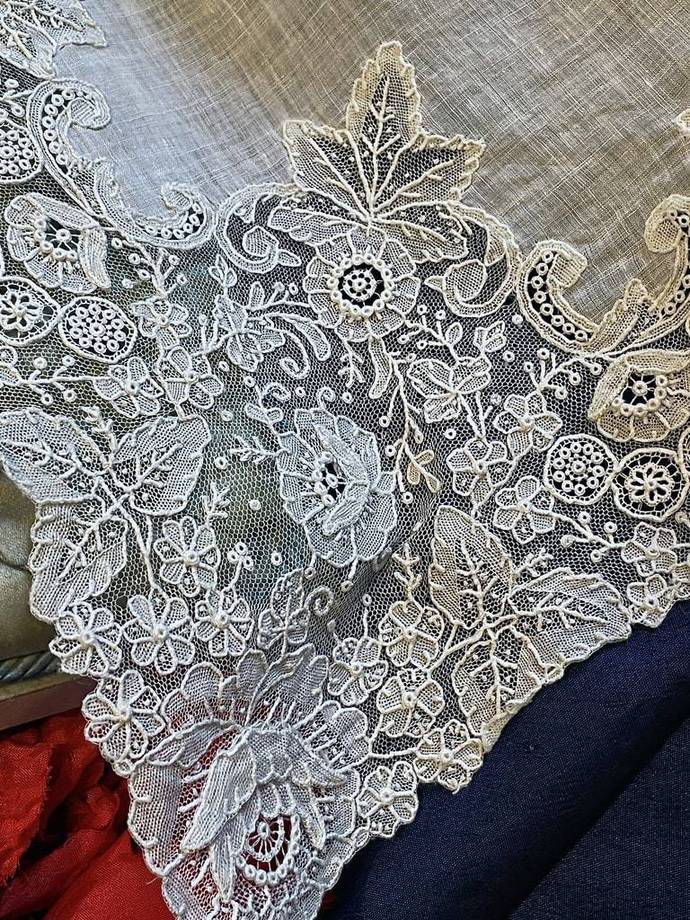 dentelles-anciennes-bruxelles-duchesse-point-de-gaze-aiguille-fuseaux-chantilly-malines-mouchoirs-pochettes-mode-dame-antiquite-brocante
