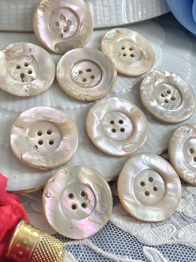 boutons-anciens-nacre-couture-mode-création-vintage-vestiaire-antiquite-brocante-mercerie-ancienne