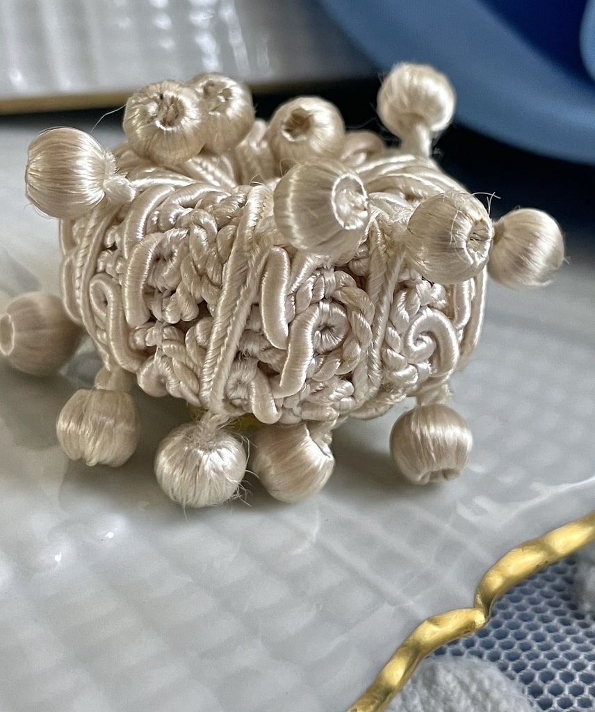 bonton-passementerie-ancien-vintage-mercerie-anciennes-haute-couture-mode-creation-collection-antiquite-brocante