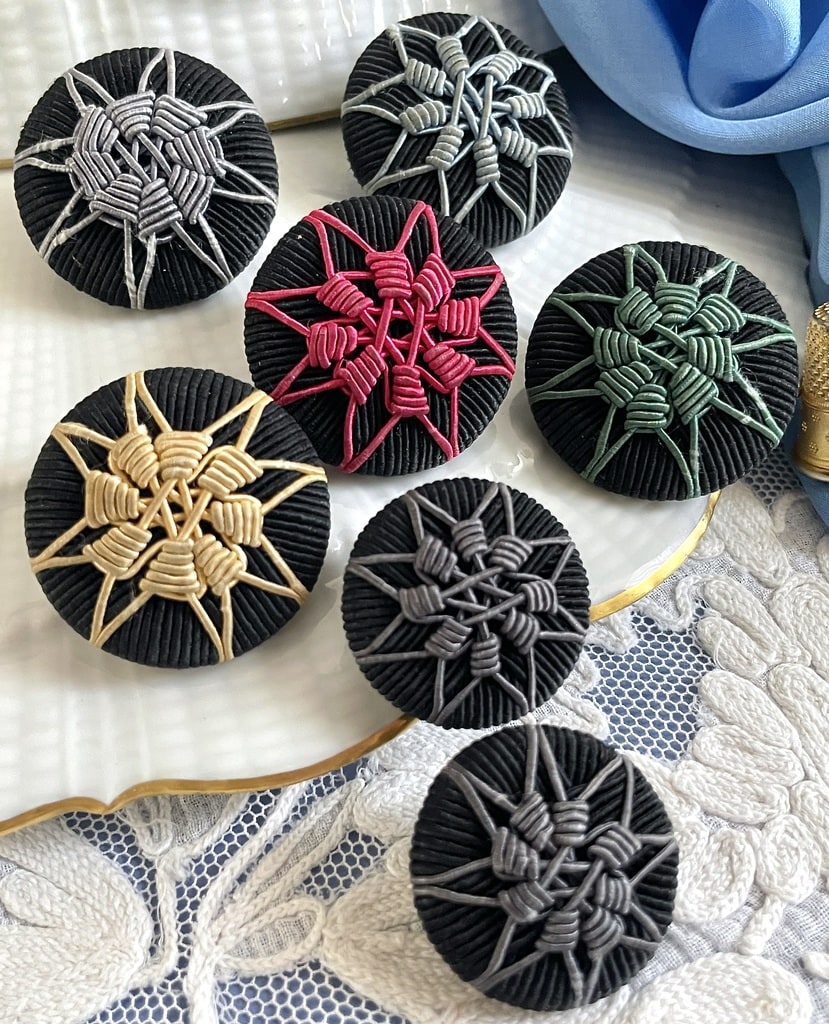 boutons-anciens-passementerie-textile-haute-couture-collection-vintage-boutonniere-creation-couture-mode-antiquite-brocante