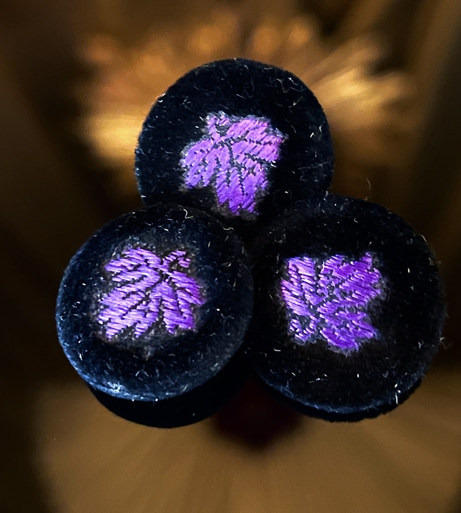 boutons-ancins-recouverts-soie-mode-1880-1890-collection-couture-feuille-vigne-violet-antiquite-brocante