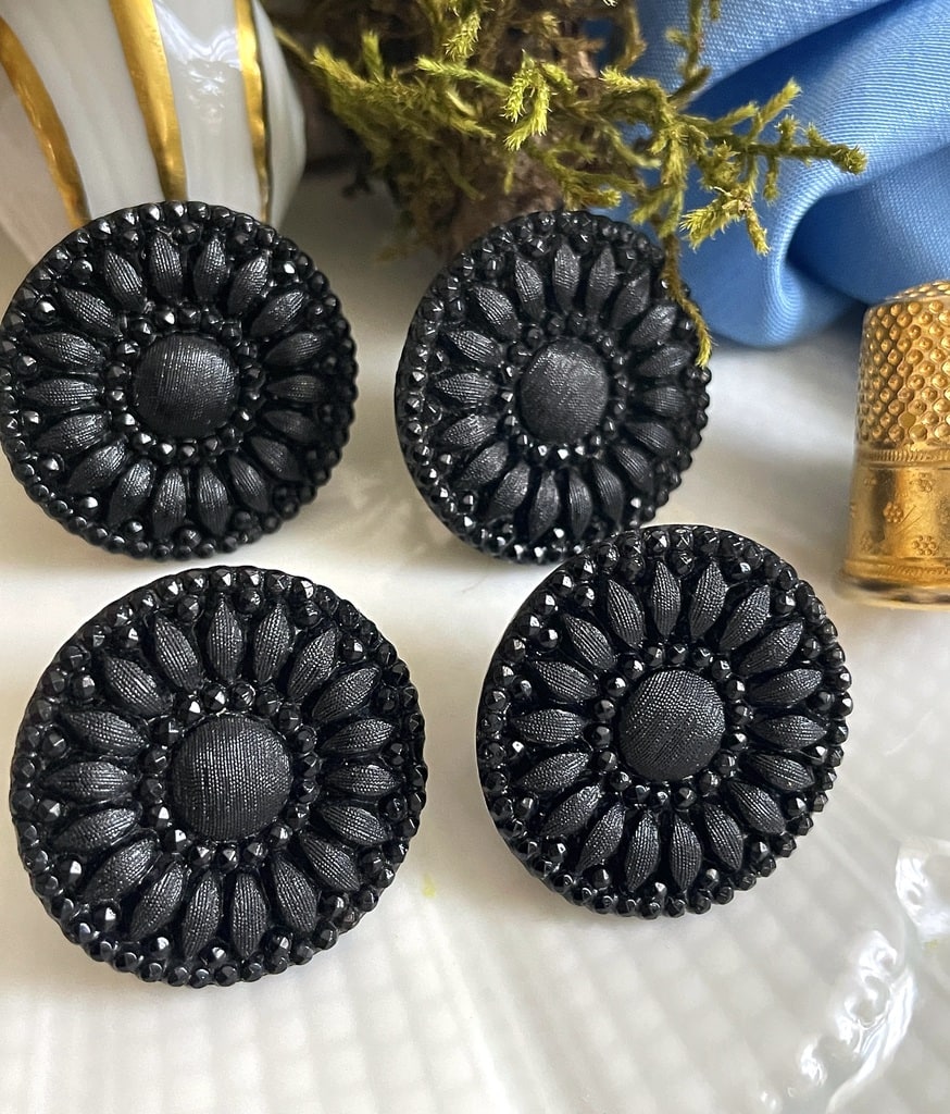 boutons-anciens-en-verre-noir-vintage-mercerie-ancienne