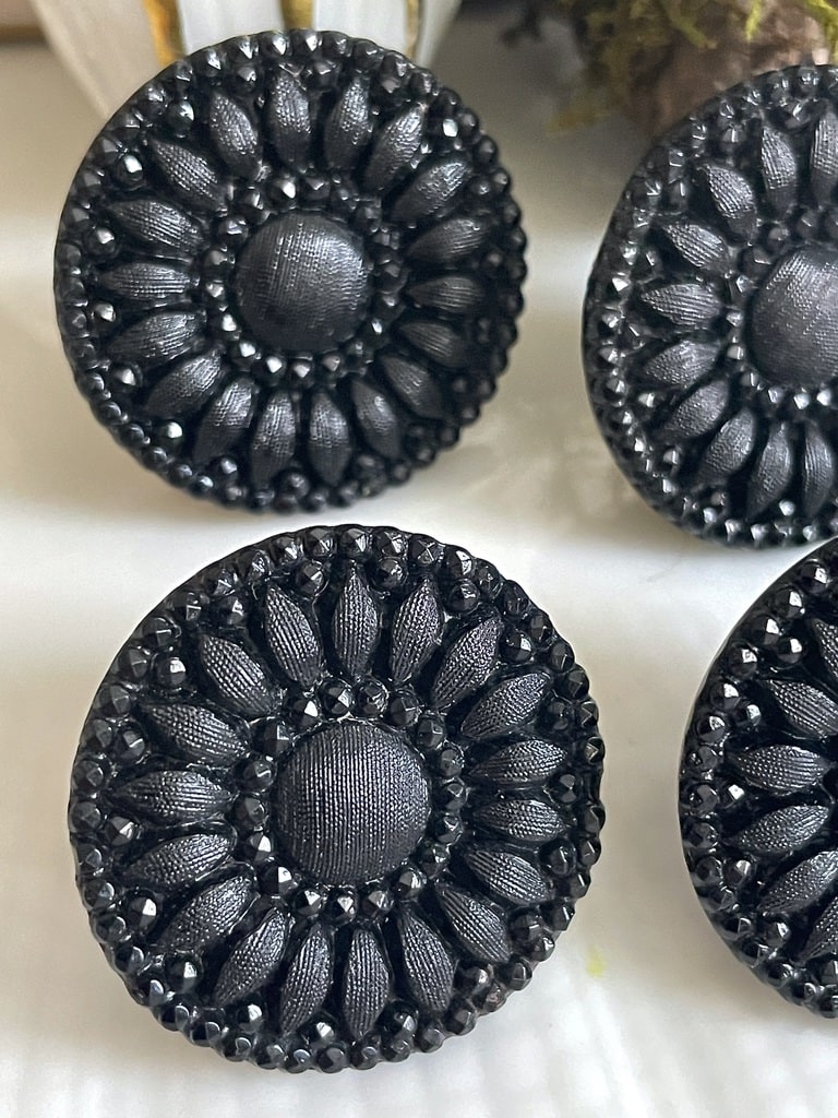 boutons-anciens-verre-noir-moule-presse-napoleon-3-vintage-mercerie-ancienne-antiquite-brocante-couture-mode-collection