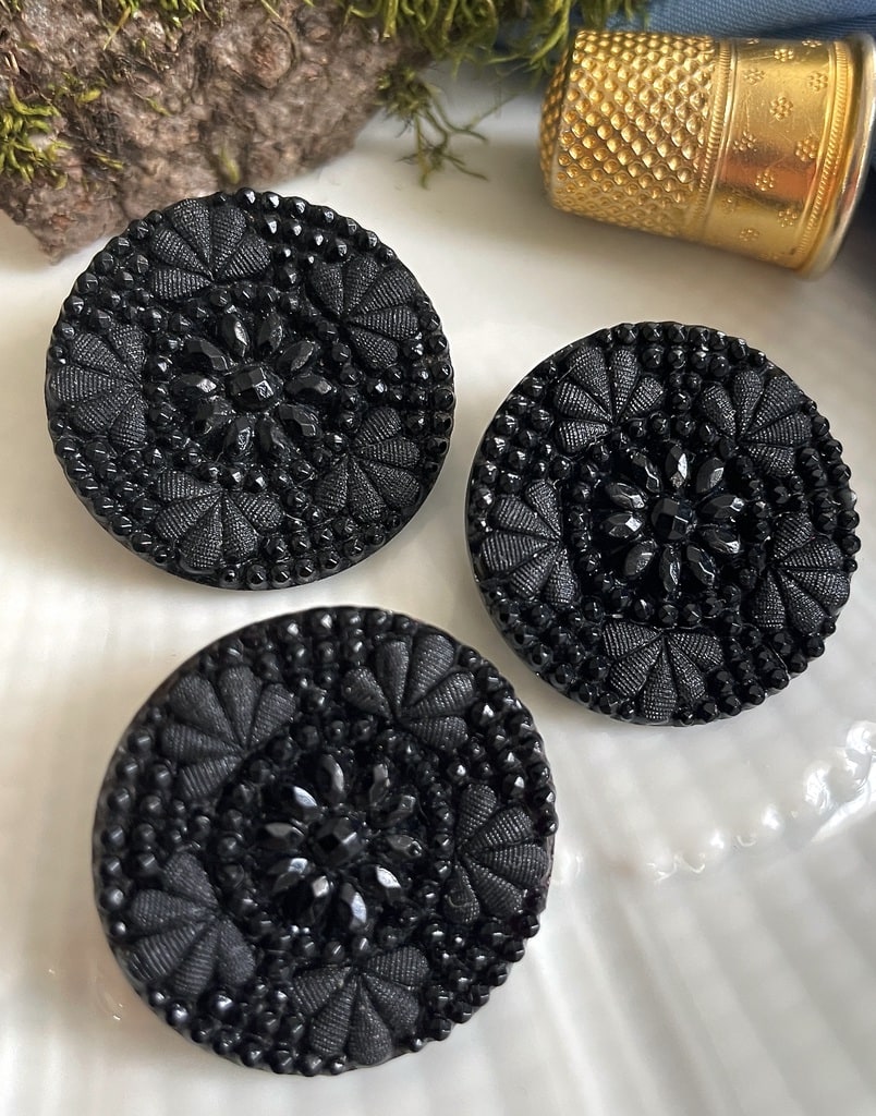 boutons-anciens-verre-noir-moule-mode-1900-vintage-haute-couture-collection-antiquite-brocante-fleur-guillochage
