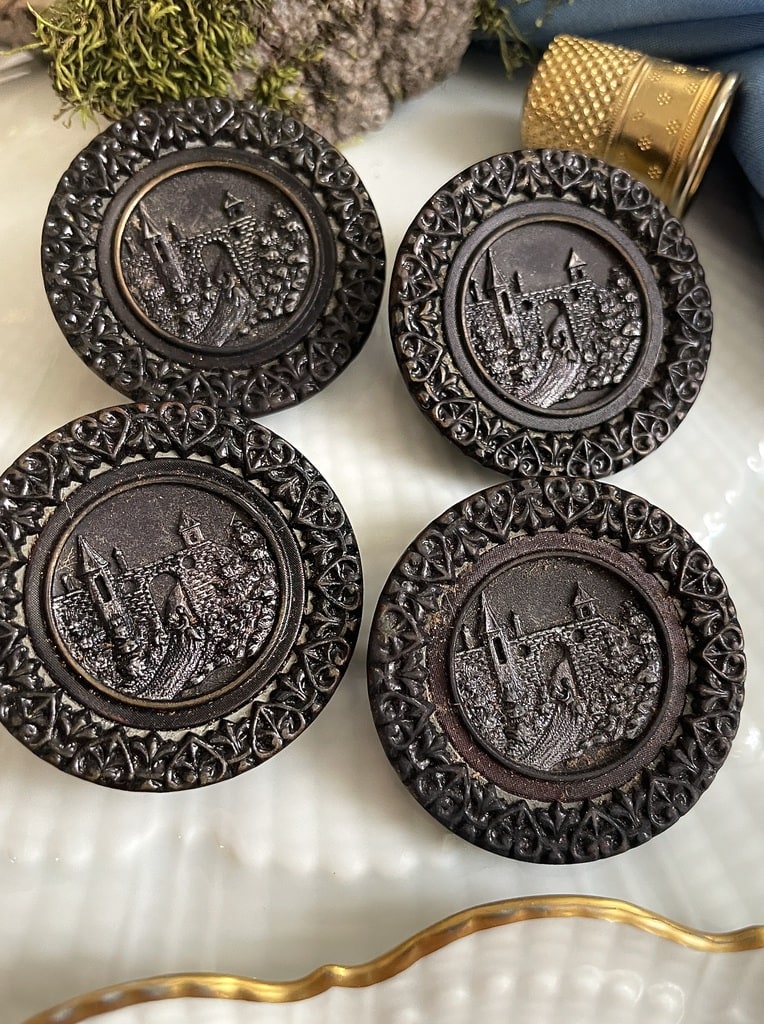boutons-anciens-metal-pont-fortifie-paysage-mercerie-ancienne-collection-haute-couture-mode-vintage-antiquite-brocante