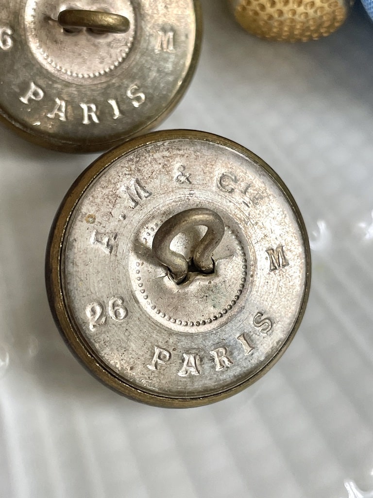 ANCIEN BOUTON DE Chasse Nacre Avec Au Centre Un Sanglier En Laiton Venerie D EUR 39,00 - FR