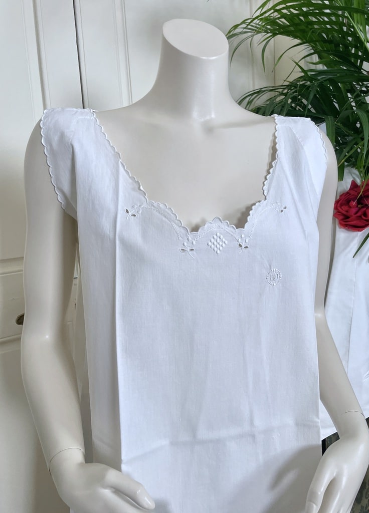 mode-ancienne-chemise-de-jour-nuit-liquette-linge-fin-fait-main-broderie-blanche-anglaise-jours-venise-mongramme-linge-ancien-antiquite-brocante