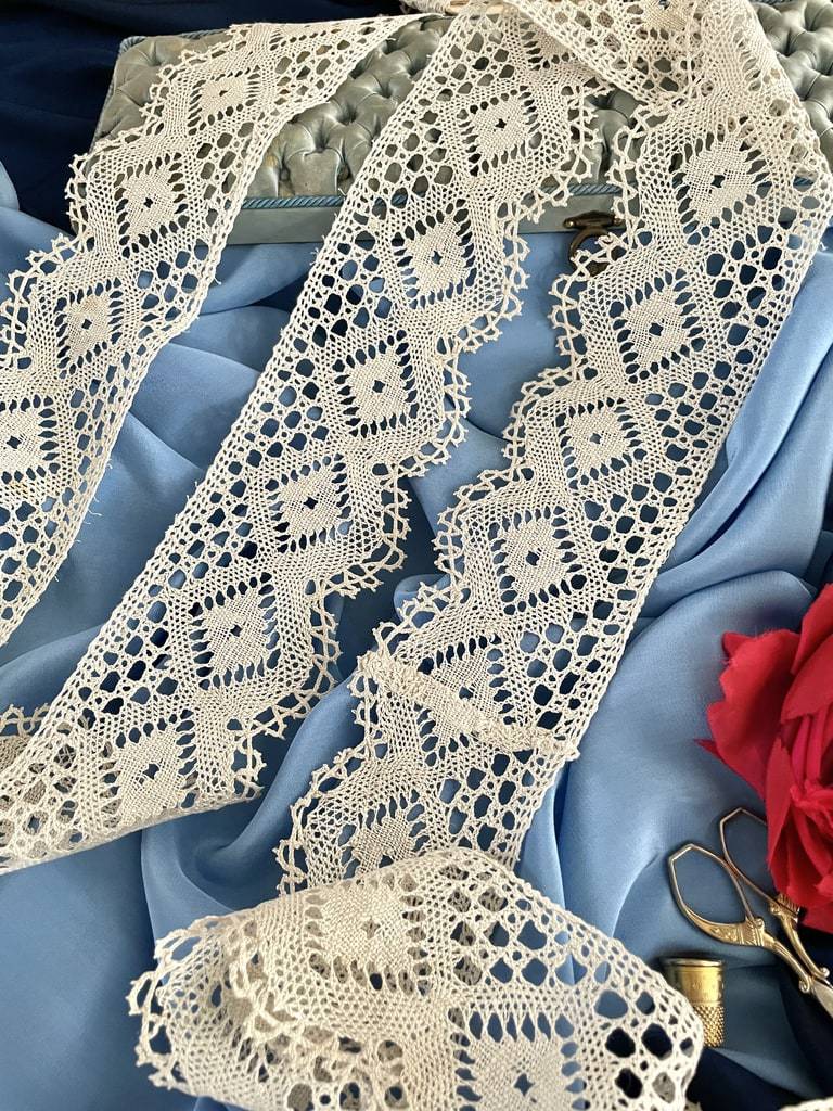 dentelle-anciene-aux-fuseaux-puy-en-velay-coton-ouvrage-de-dame-costume-creation-colleciton-mercerie-antiquite-brocante