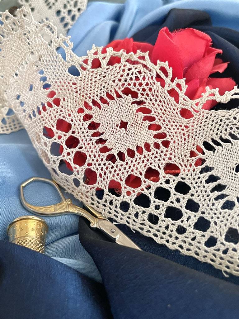 dentelle-aux-fuseaux-ancienne-dentelliere-frivolite-poind-d-esprit-puy-en-velay-coton-volant-bordure-dentelliere-antiquite-brocante
