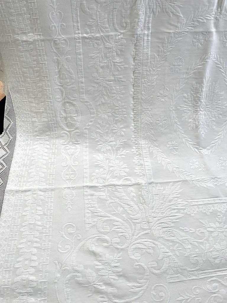 couverture-ancienne-pique-de-coton-marseillais-provencale-arles-coton-blanc-fleur-de-lys-linge-ancien-antiquite-brocante-vintage