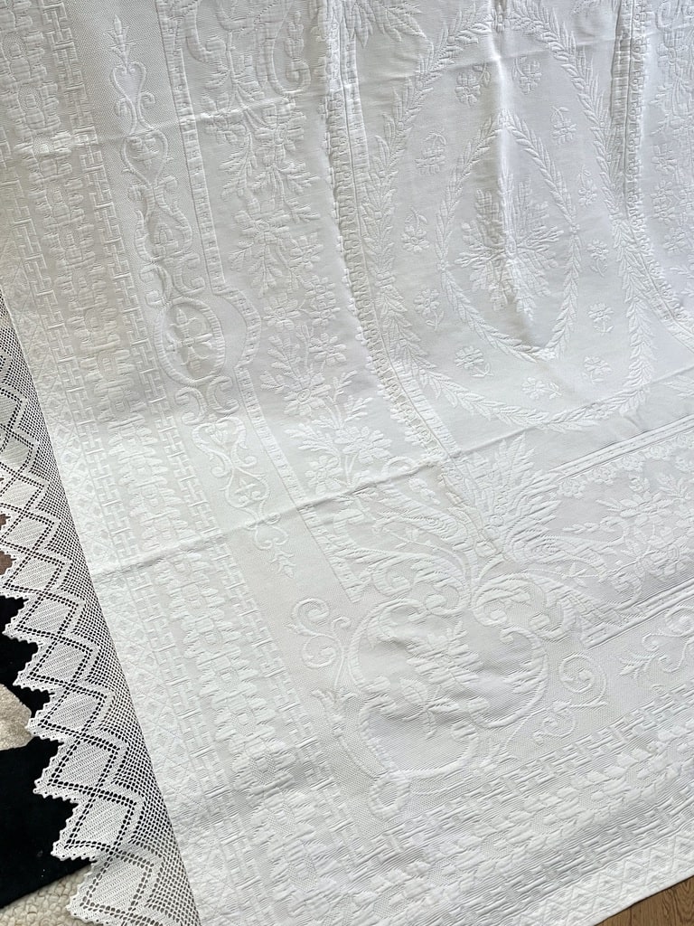 couverture-ancienne-pique-gaufree-marseille-boutis-dentelle-fleur-de-lys-dessus-de-lit-linge-ancien-antiquite-brocante