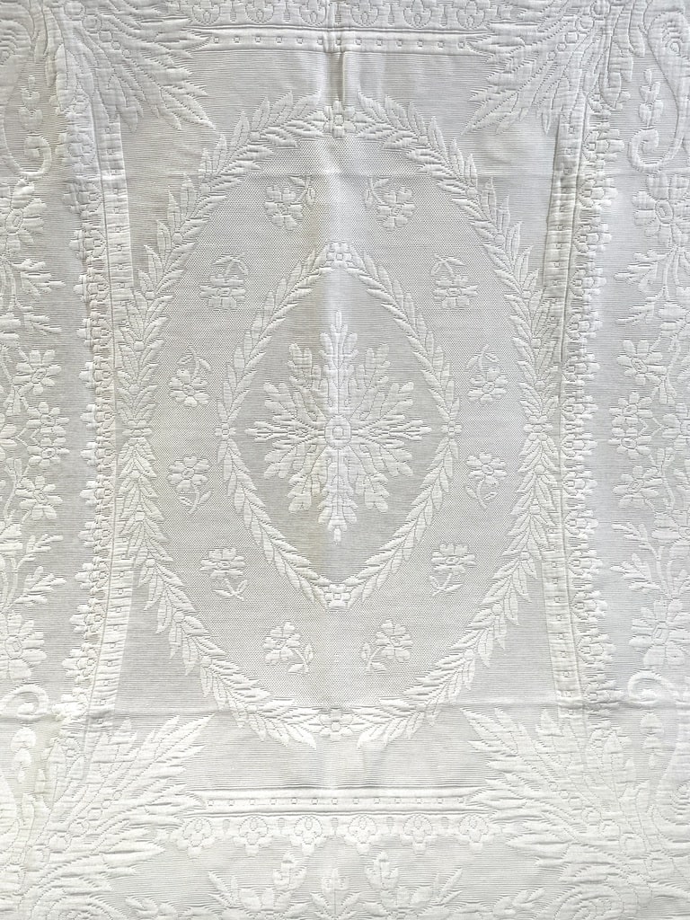 linge-ancien-couverture-pique-de-coton-blanc-taies-draps-lin-parure-de-lit-antiquite-brocante-vintage