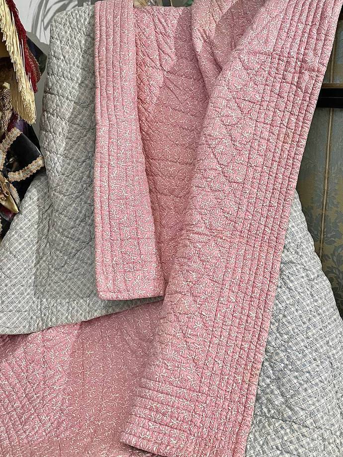 linge-ancien-couverture-dessus-de-lit-plaid-edredon-pique-marseillais-boutis-provence-arles-maison-de-campagne-chic-antiquite-brocante-