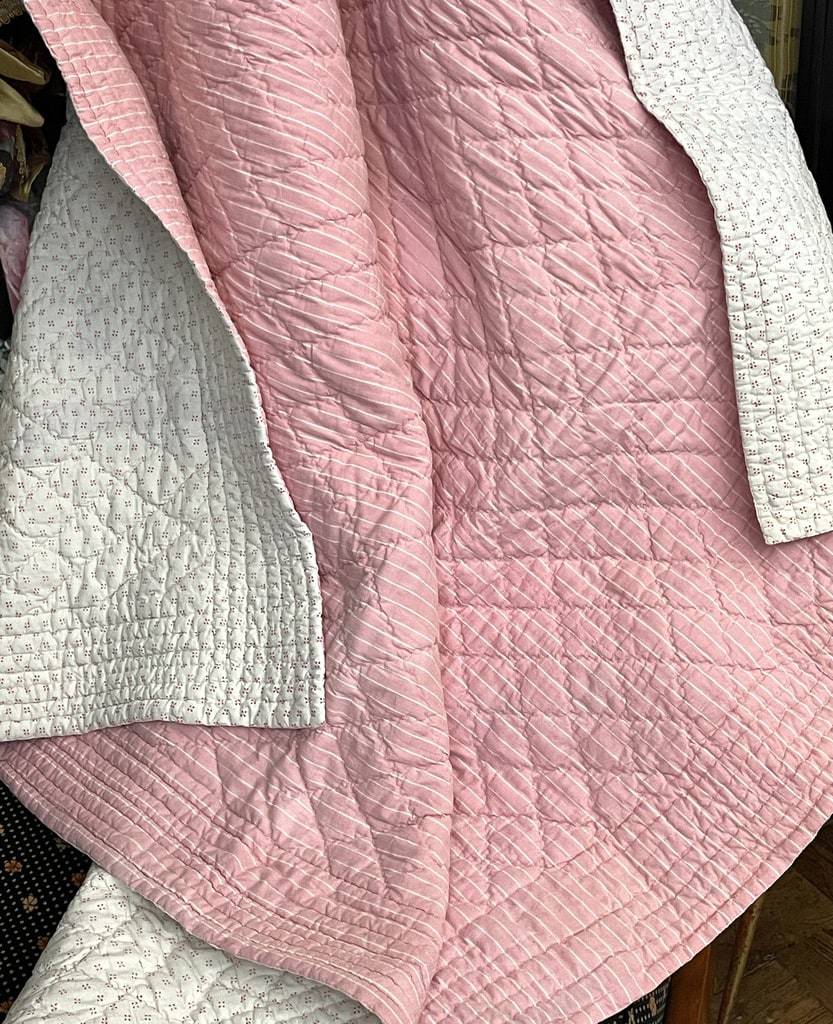 linge-ancien-couverture-dessus-de-lit-rose-creme-fleurettes-provence-marseille-pique-marseillais-antiquite-brocante