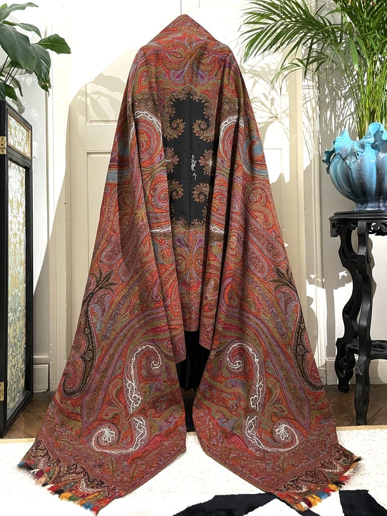 chale-cachemire-ancien-tissage-lance-decoupe-bordure-esponile-antiquite-brocante-mode