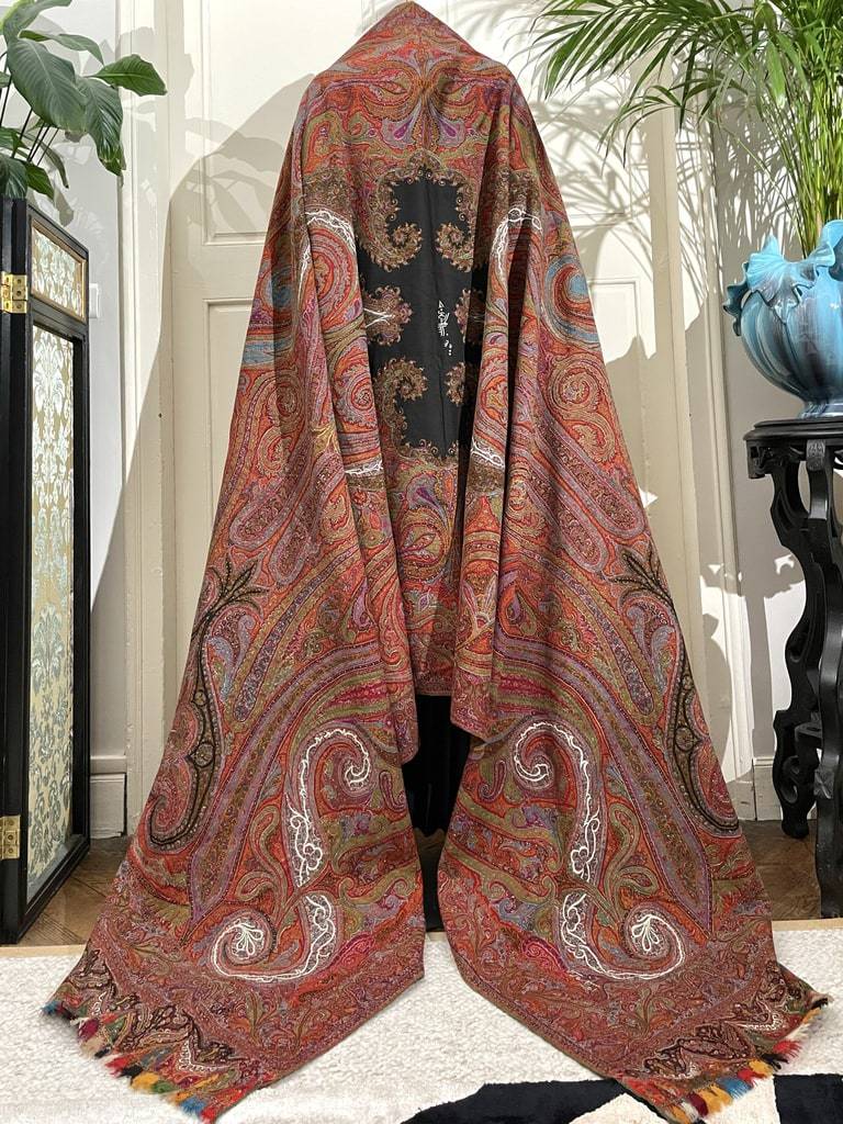chale-long-cachemire-laine-mode-ancienne-epoque-19eme-franges-arlequinees-crinoline-antiquite-brocante-costume-linge-ancien.JPG