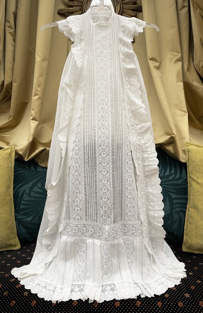 linge-ancien-bebe-robe-de-bapteme-linon-batiste-micro-broderie-anglaisie-plisse-dentelle-maline-valenciennes-antiquite-brocante-communion-messe-religieux
