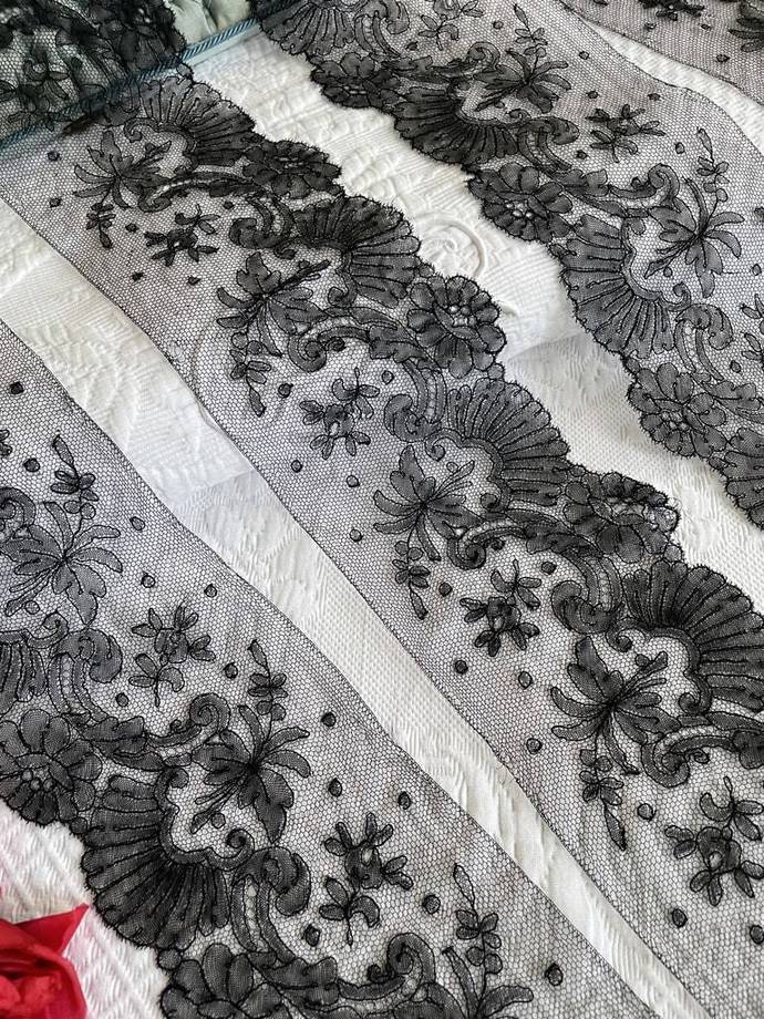 dentelle-de-chantilly-ancienne-fuseaux-fil-de-soie-noire-bayeux-normande-musée-collection-antiquite-brocante