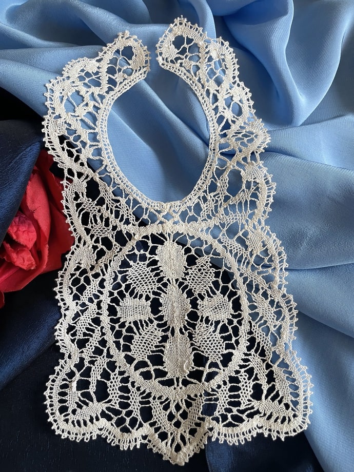 dentelle-mercerie-ancienne-cols-brassiere-bebe-poupee-vetement-linge-ancien-antiqute-brocante