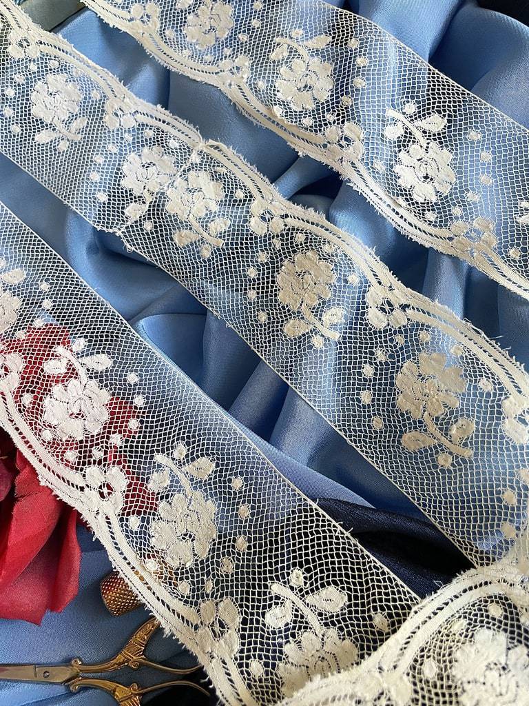 bordure-volant-dentelle-de-valenciennes-fleurs-mailles-carrees-fuseaux-fil-de-lin-mercerie-antiquite-brocante