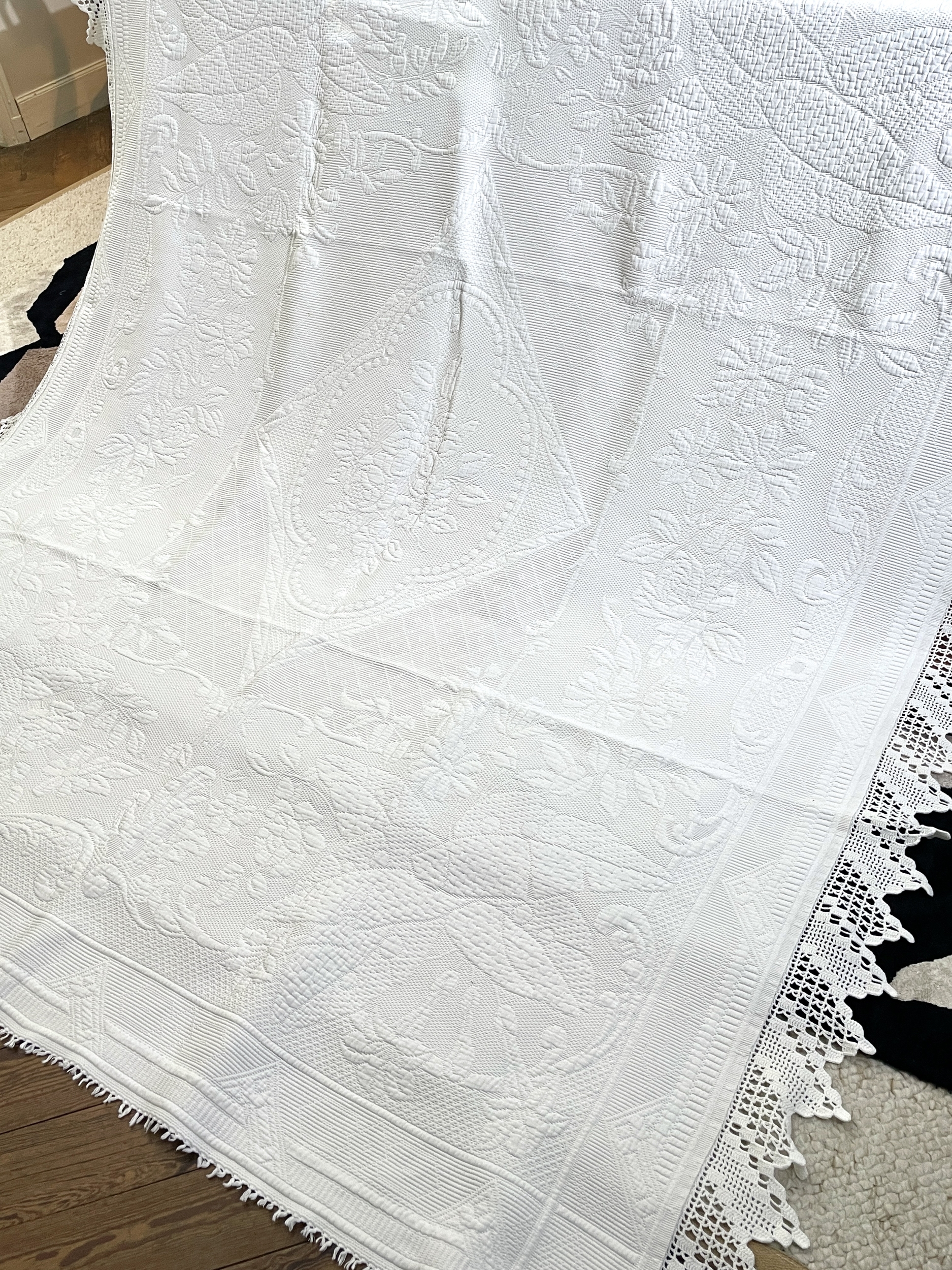 couverture-piquee-marseillais-coton-gaufre-linge-ancien-dessus-de-lit-provencal-dentelle-mariage-antiquite-brocante