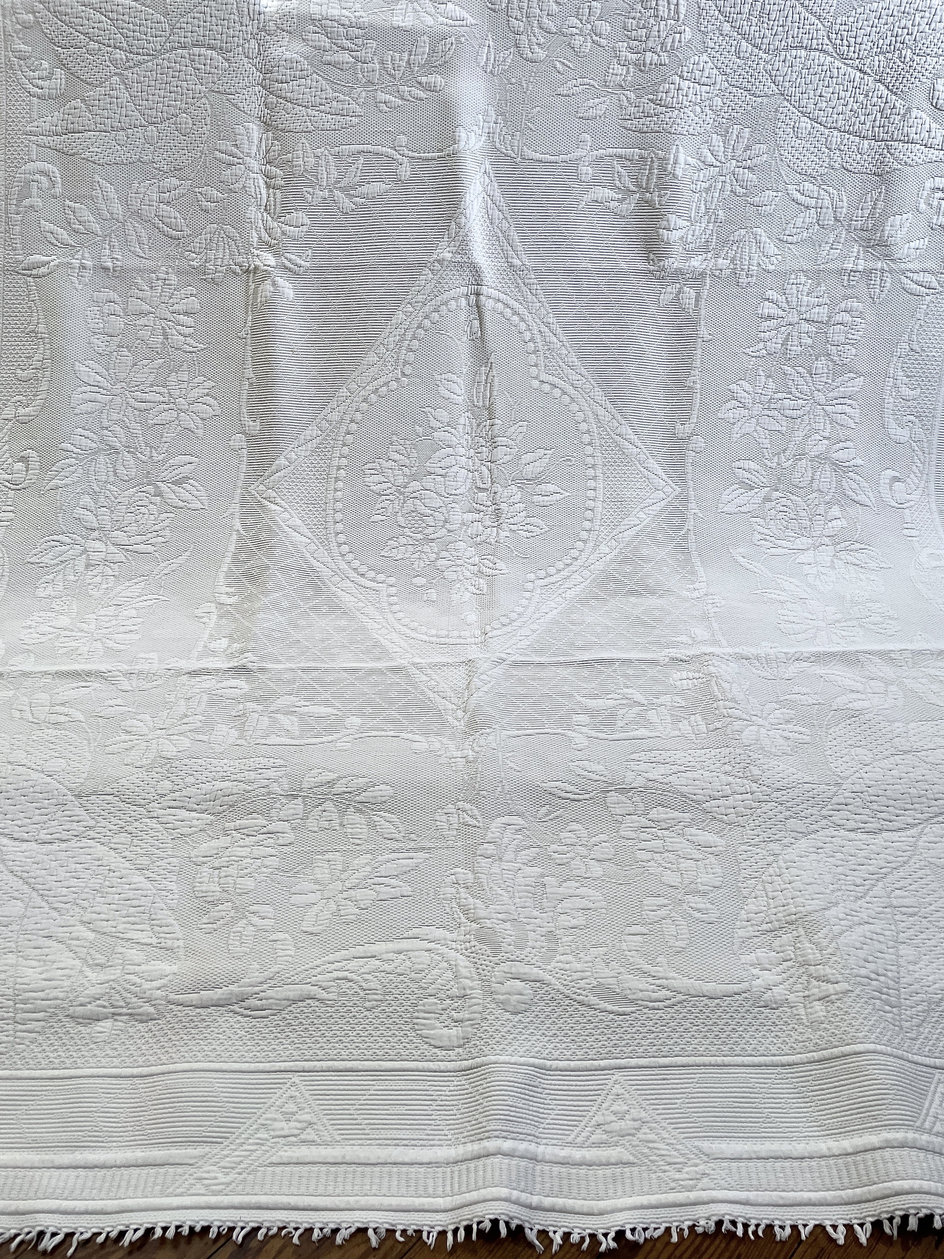 linge-ancien-chambre-lit-couverture-ancienne-coton-blanc-pique-marseillais-antilquite-brocante-shabby-campagne-chic-chateau