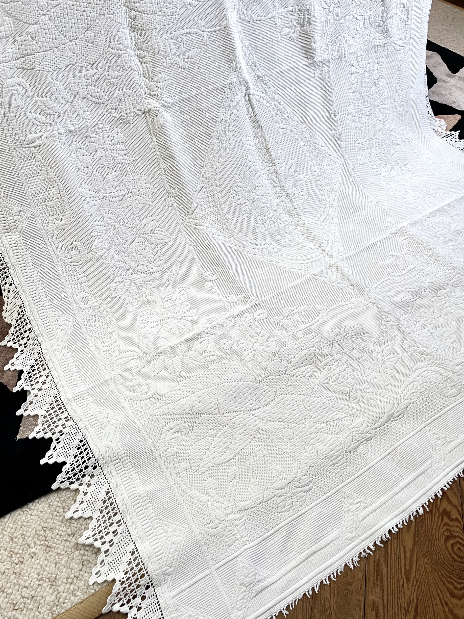 linge-ancien-dessus-de-lit-pique-de-coton-marseille-arles-provence-blanc-dentelle-au-crocher-antiquite-brocante
