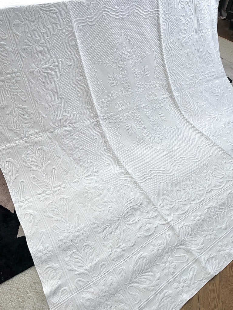 linge-ancien-blanc-de-maison-dessus-de-lit-couverture-ancienne-coton-marseillais-marseille-arles-provence-chambre-antiquite-brocante