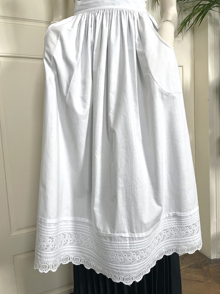 tablier-ancien-en-percale-broderie-anglaise-plisse-linge-de-service-office-cuisine-chambre-servante-brocante-shabby-chic-costume-epoque