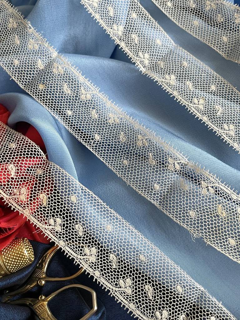 ancienne-dentelle-mignonette-aux-fuseaux-valenciennes-fil-de-lin-fin-mercerie-epoque-1900-linge-fin-nuisette-confection-vintage-antiquite-brocante