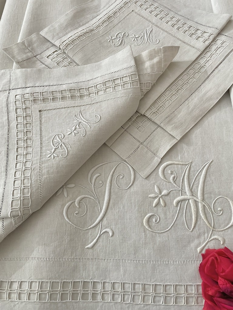 linge-ancien-antiquite-brocante-draps-taies-oreiller-initiales-brodees-main-trousseau-de-mariage-19eme-shabby-chic