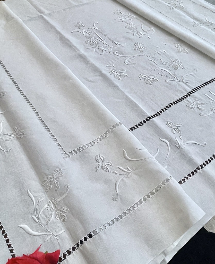 linge-ancien-decouverte-rabat-de-drap-ancien-lin-brode-main-initiales-monogramme-m-d-antiquite-brocante-trousseau-de-mariage-famille-empire-napoleon-3