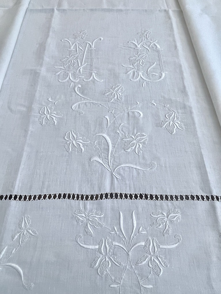 linge-ancien-haut-de-drap-ancien-en-lin-brode-main-broderie-blanche-point-plumetis-monogramme-d-m-antiquite-brocante-compagne-chic