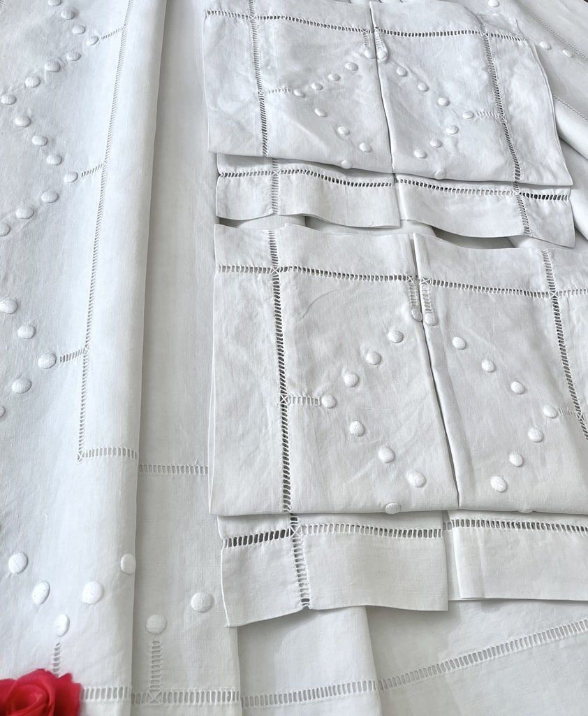 linge-ancien-parure-de-lit-drap-taies-lin-broderie-blanche-a-la-main-plumetis-jours-echelle-pois-boutons-nacre-trousseau-19eme-antiquite-brocante-blanc