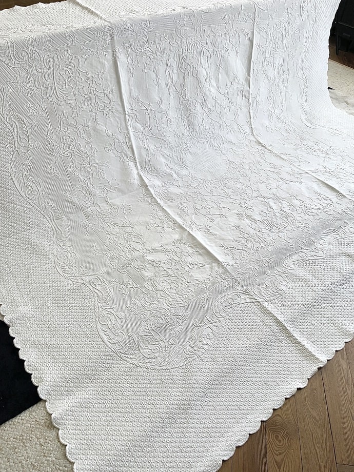 couverture-piquee-gaufree-ancienne-linge-ancien-dessus-de-lit-blanc-coton-bordures-festonnees-trousseau-de-mariage-antiquite-brocante-chic-france