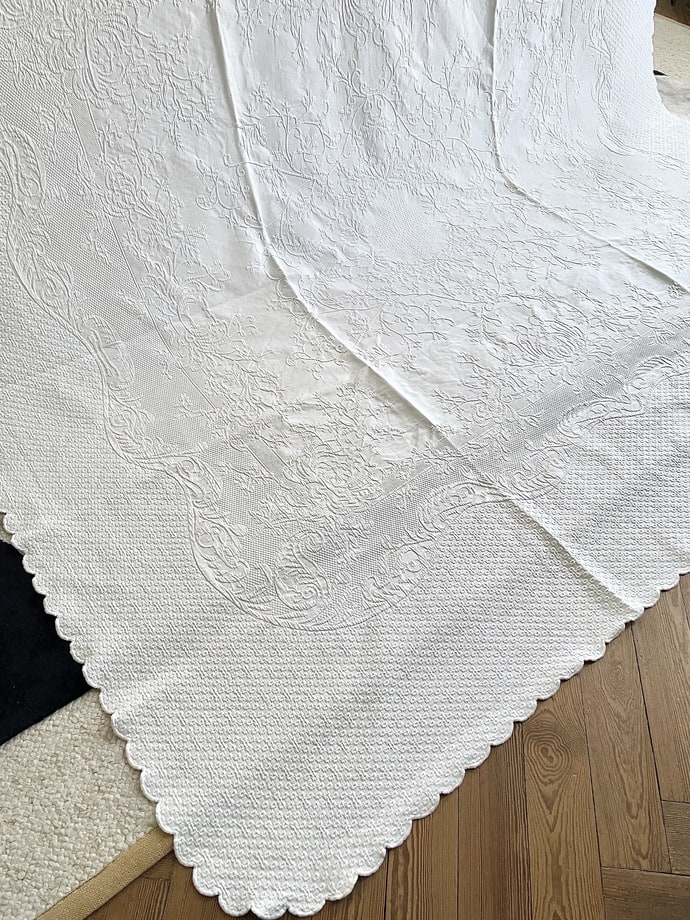 dessus-de-lit-en-pique-marseillais-blanc-coton-gaufre-festons-brodes-main-linge-ancine-vintage-trousseau-antiquite-brocante