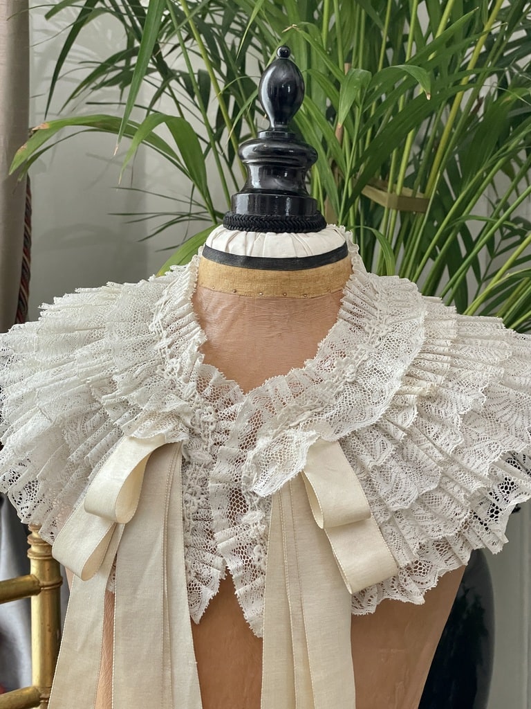 col-ancien-dentelle-de-valencienness-ruchee-ruban-soie-creme-volant-tuyaute-antiquite-brocante-linge-d-epoque