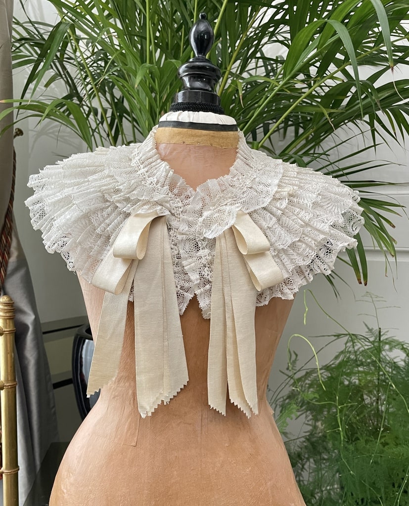 linge-ancien-mercerie-ancienne-dentelle-de-valenciennes-tuyautee-frisotee-ruchee-antiquite-brocante-costume-1900-friolite-soie-lin-coton