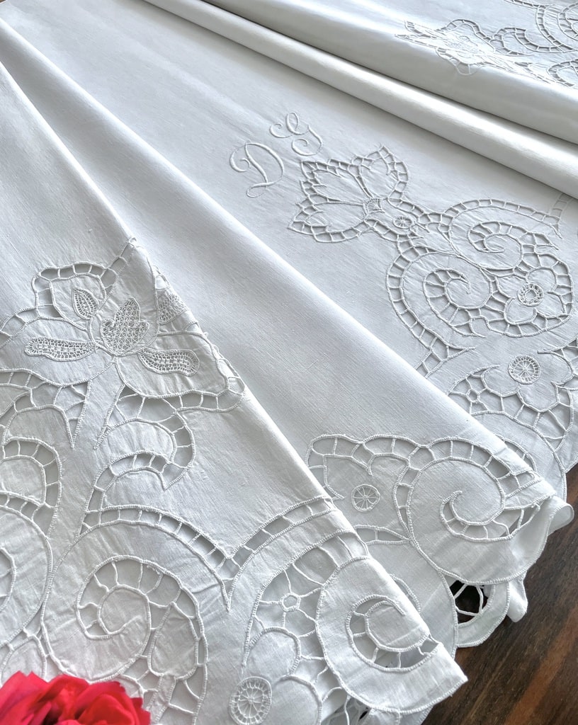 drap-en-lin-broderie-richelier-colbert-renaissance-fil-fin-linge-ancien-antiquite-brocante-demeure-de-charme-campagne-chic-chateau