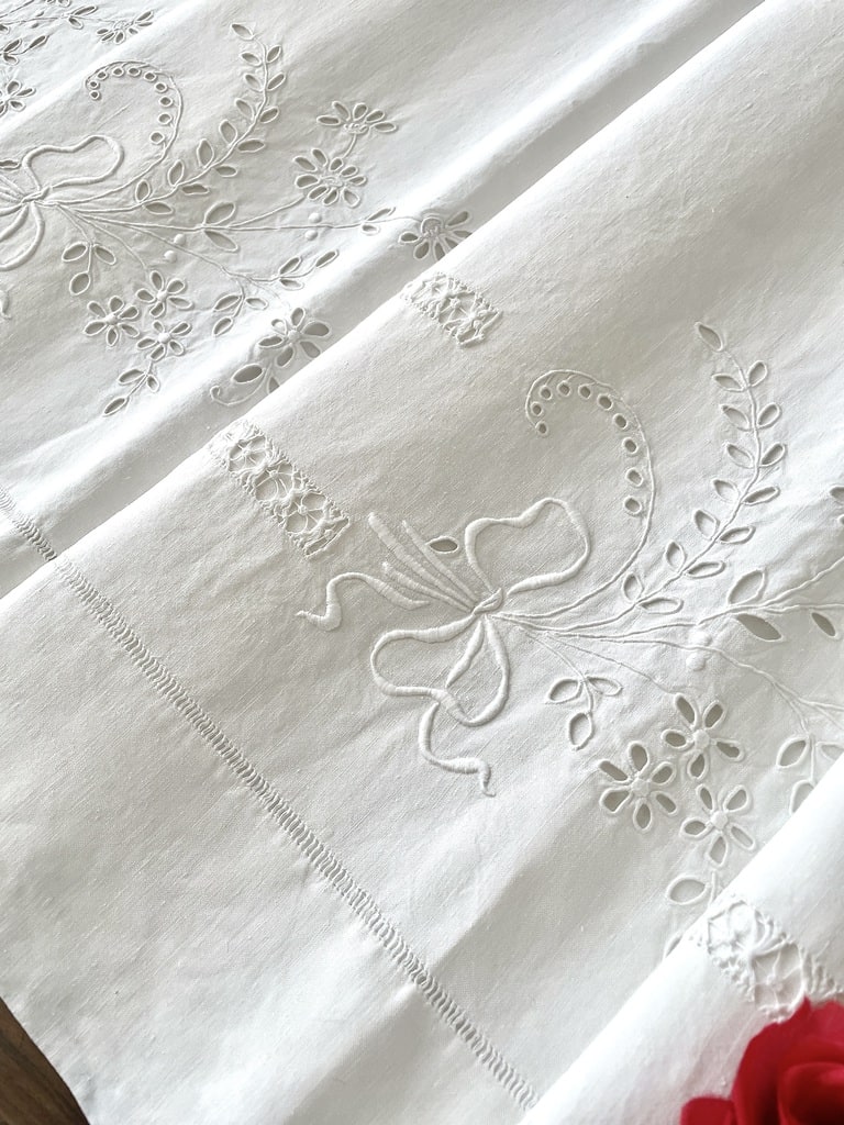 linge-ancien-blanc-drap-en-lin-broderie-anglaise-style-louis-xiv-antiquite-brocante-fougeres-fleurs-et-feuilles-brodees-main-shabby-chic